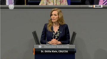 Eine Frau mit langen blonden Haaren steht am Rednerpult im Deutschen Bundestag.