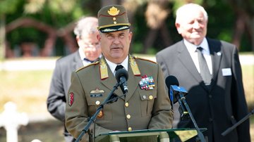 Ein Mann in ungarischer Uniform am Rednerpult