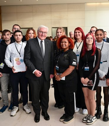 Aufnahme der Gewinner:innen des Comic-Wettbewerbes 2023-24 zusammen mit dem Bundespräsidenten Frank-Walter Steinmeier