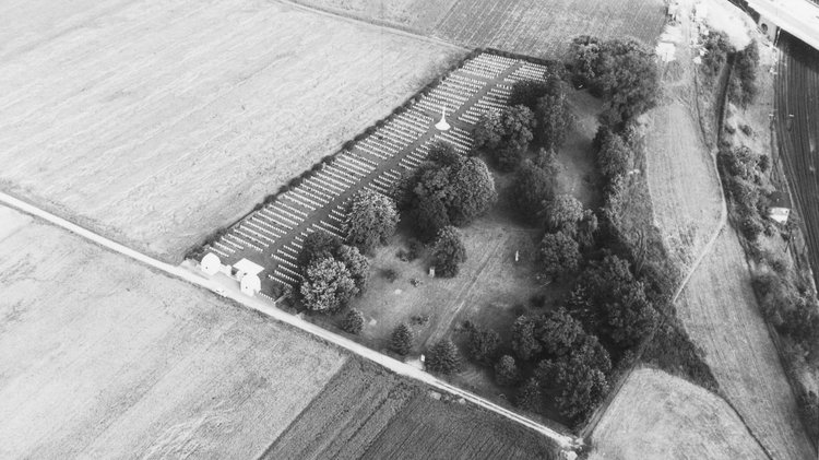 Aus der Vogelperspektive: der britische Friedhof inmitten von Feldern