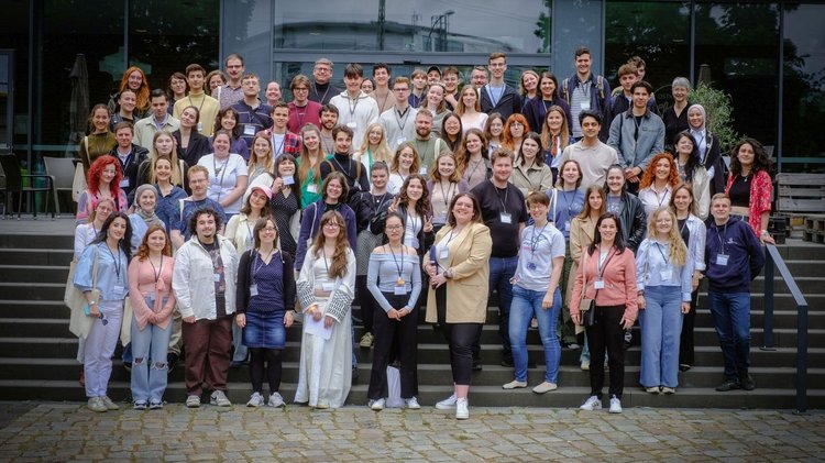 Gruppenfoto auf einer Treppe