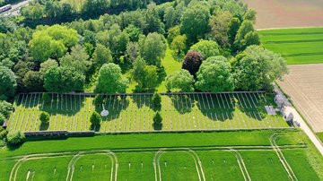 Soldatenfriedhof aus der Luft mit angrenzenden Feldern 