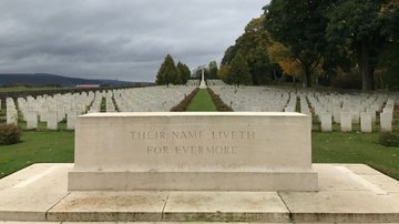 Totale des Friedhofs, im Hintergrund das Hochkreuz