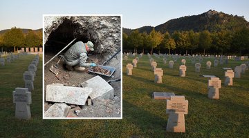 Mann mit Knochen in einer Grube, Kriegsgräberstätte im Hintergrund