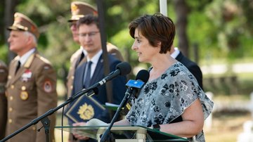 Frau mittleren Alters am Rednerpult